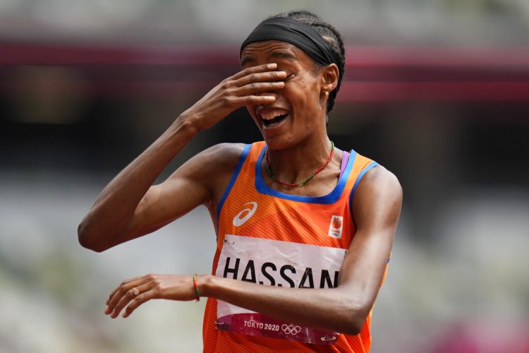 What a recovery! Hassan falls, gets up and wins 1,500 heat